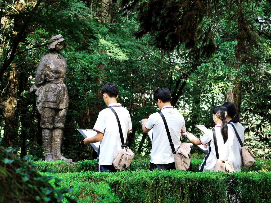 井岡山上 這群學生的“打卡”方式很特別