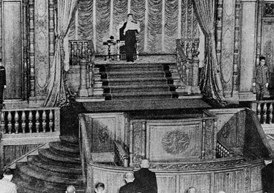 日本天皇裕仁廣播《停戰詔書》，宣布無條件投降