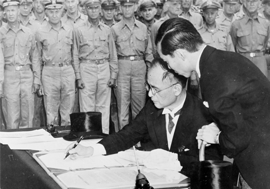 日本向同盟國無條件投降簽字儀式在美國“密蘇里”號戰列艦上舉行